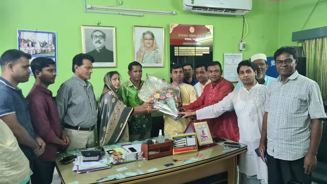 কলারোয়া উপজেলা পরিষদের পক্ষ থেকে  ইউএনও’কে বিদায়ী সংবর্ধনা