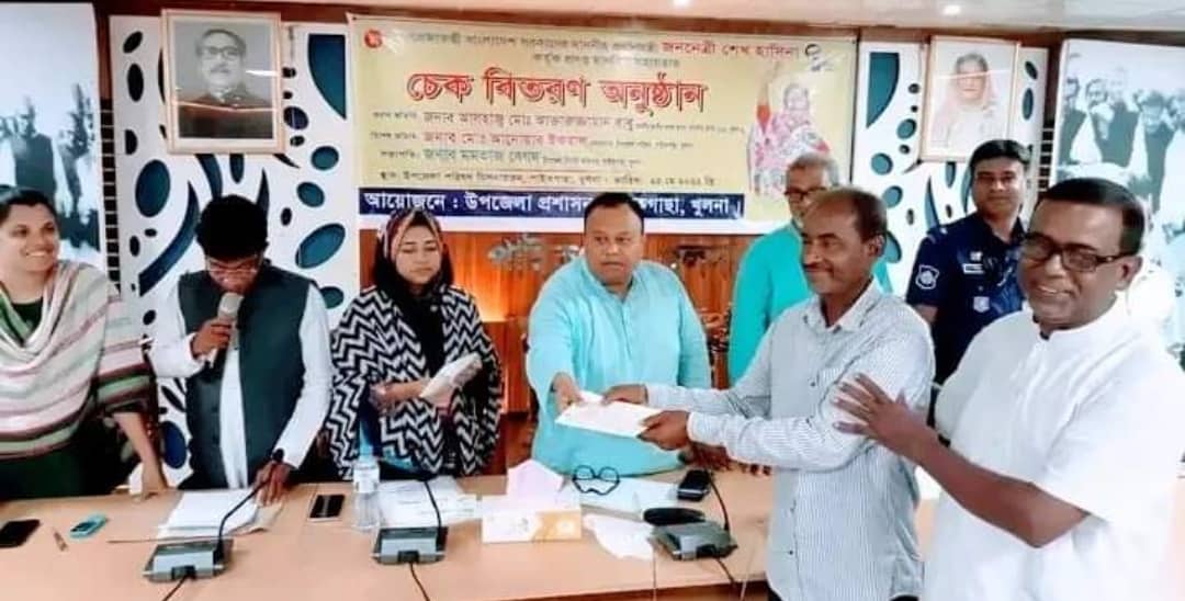 পাইকগাছায় প্রধানমন্ত্রীর মানবিক সহয়তার চেক বিতরণ