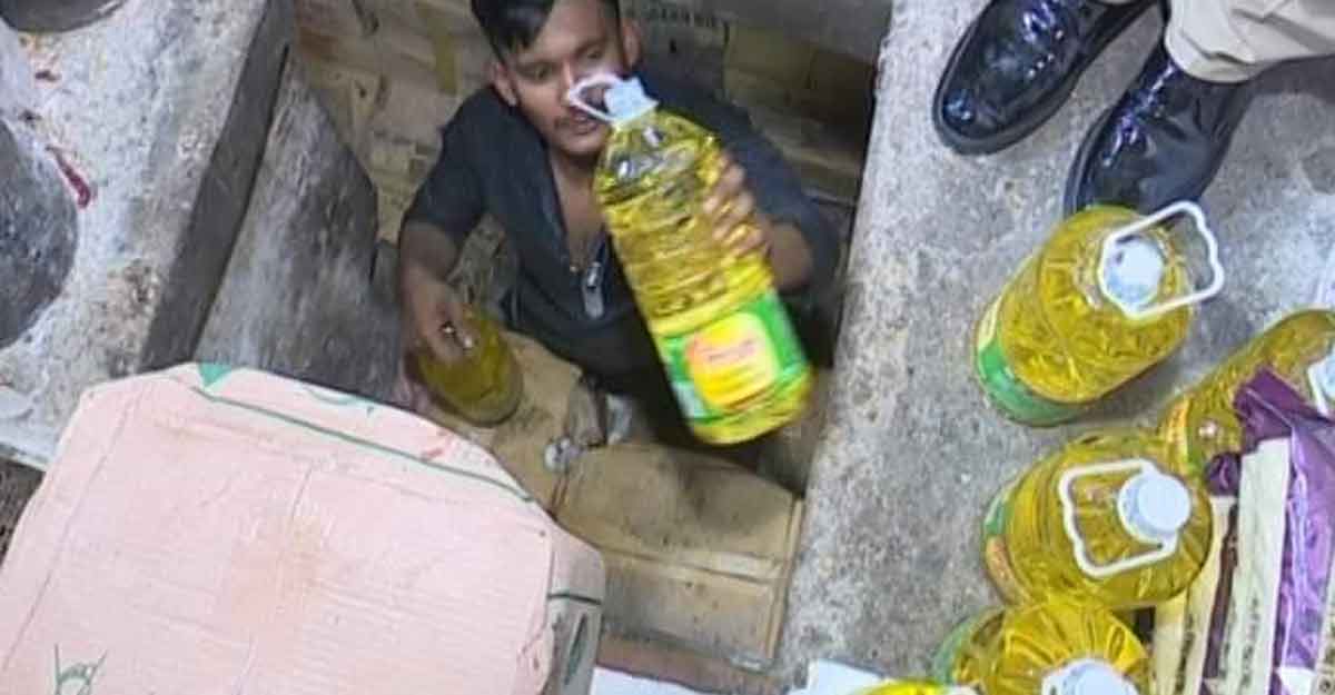 দোকানের মেঝের নিচে ১০৫০ লিটার তেল