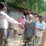 কলারোয়ার জালালাবাদ ইউনিয়নের দুস্থদের মাঝে ইউপি মেম্বরের নগদ অর্থ বিতরণ