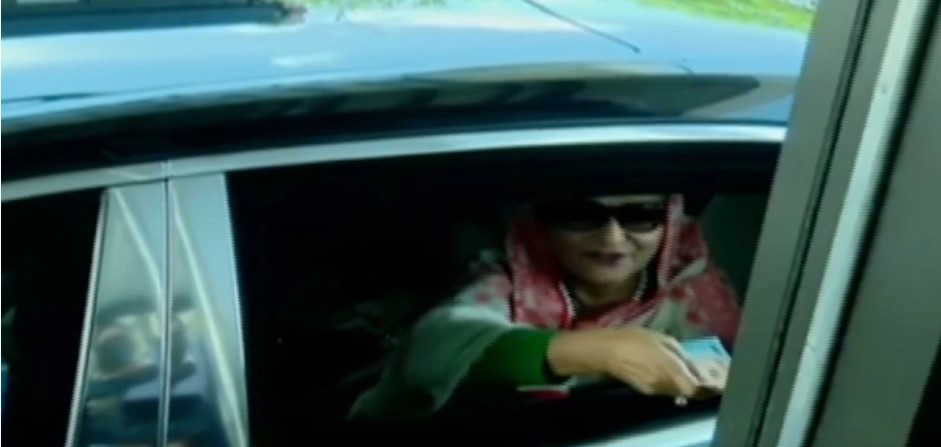 নিজ হাতে টোল দিয়ে সেতুতে প্রধানমন্ত্রী