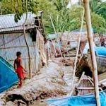 ঘর উঠানে থইথই পানি,ভালো নেই পাইকগাছার রাড়ুলী জেলে পল্লীর দেড়শ পরিবার