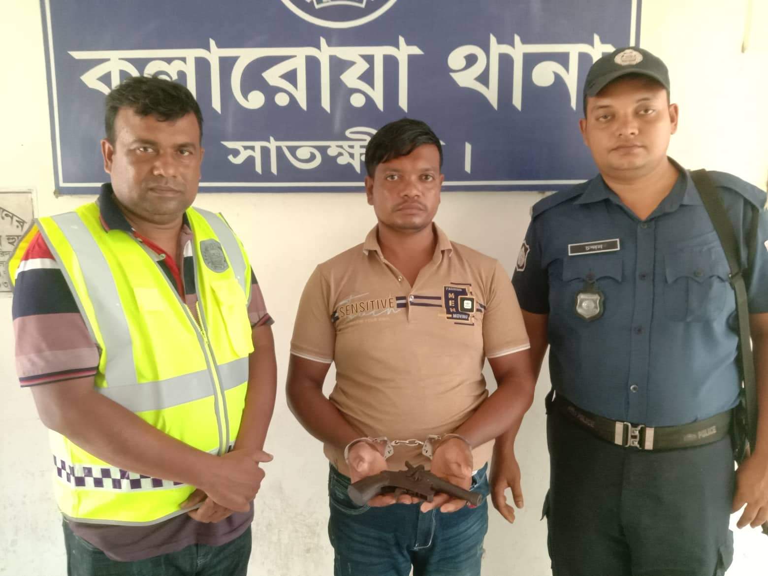 কলারোয়ায় অস্ত্রসহ এক যুবক আটক