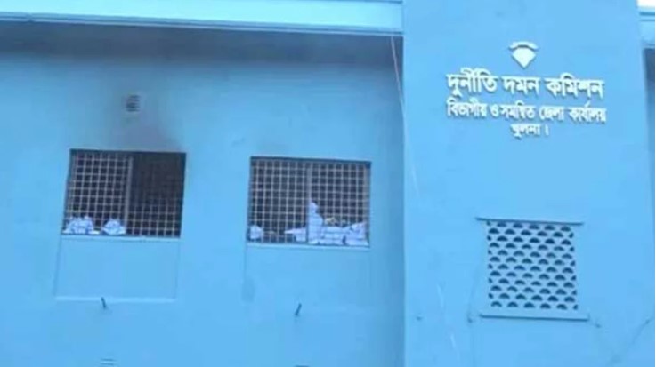 খুলনায় স্ত্রীসহ পুলিশ কর্মকর্তার বিরুদ্ধে দুদকের মামলা