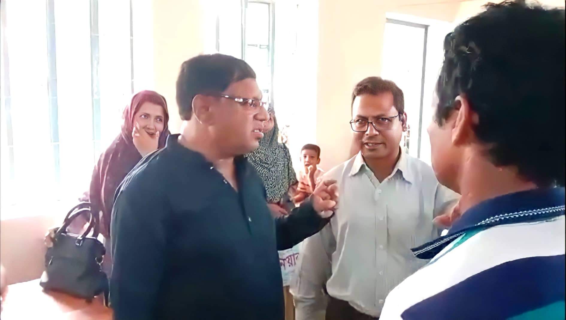 পৌরসভার নতুন ভোটারদের ছবি তোলা কার্যক্রম পরিদর্শন করলেন পৌর মেয়র