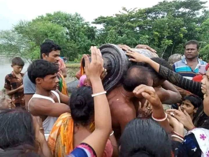 পাইকগাছায় জেলের জালে মিললো ১’শ কেজি ওজনের শিবলিঙ্গ