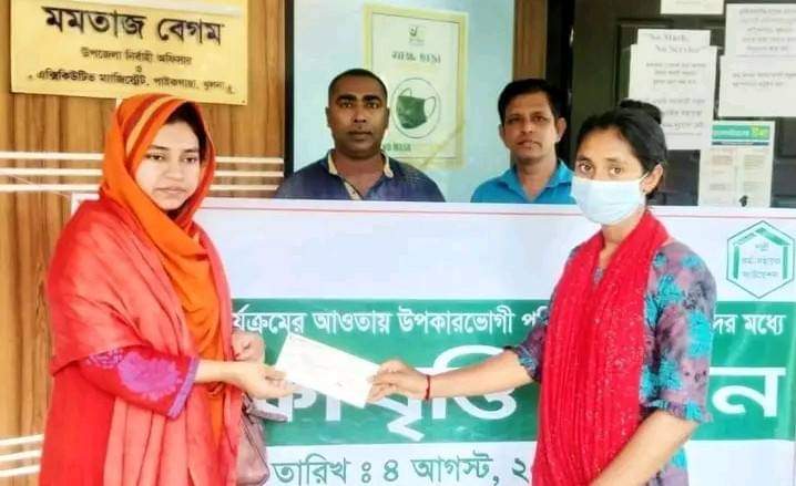পাইকগাছায় আর আর এফ কর্তৃক কৃতি শিক্ষার্থীদের শিক্ষাবৃত্তির চেক প্রদান