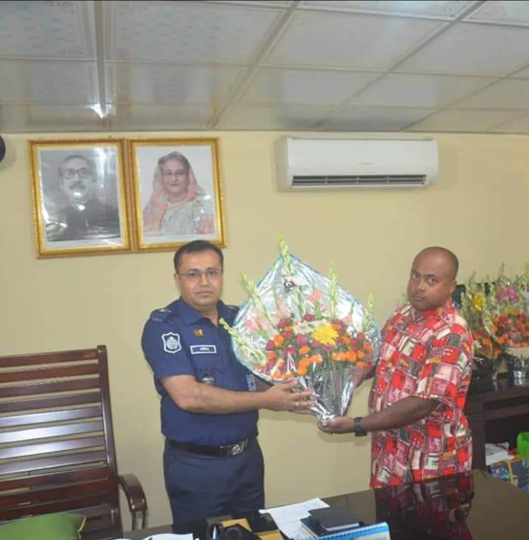নবাগত পুলিশ সুপার কাজী মনিরুজ্জামানকে এম আর পরিবহনের পরিচালকের ফুলের শুভেচ্ছা