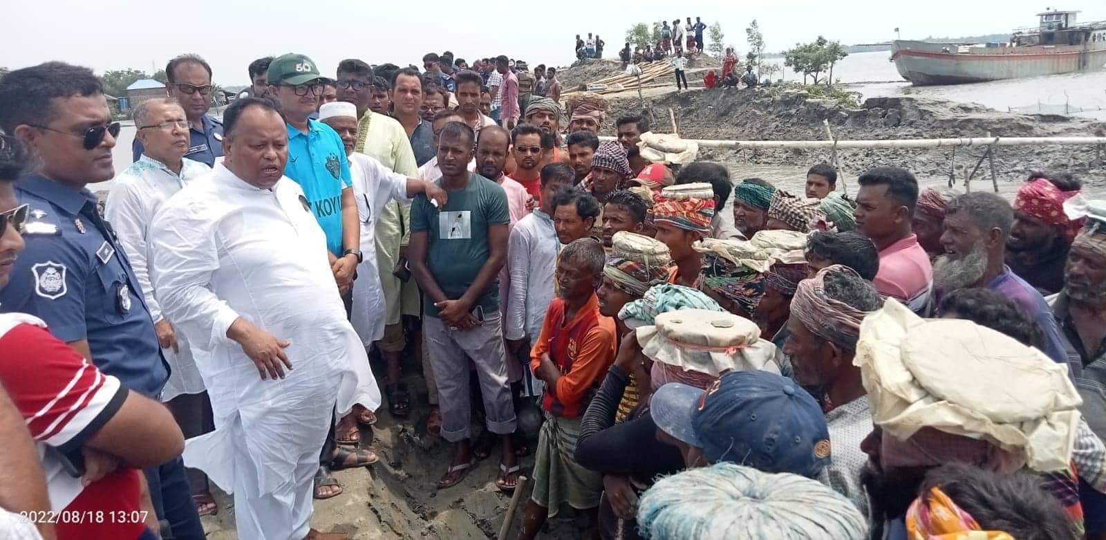 দক্ষিণ বেদকাশীতে বেড়িবাঁধ মেরামত কাজ পরিদর্শনে এমপি বাবু