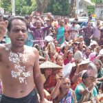 ৩০০ টাকা মজুরি দে, নইলে বুকে গুলি দে