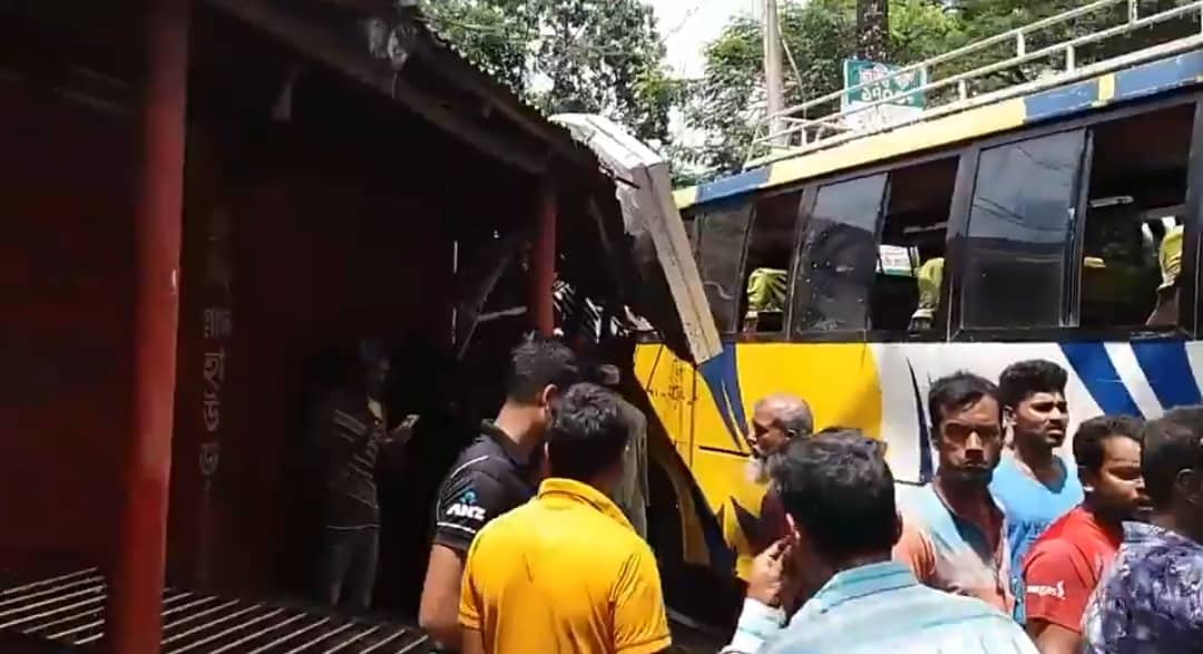 কলারোয়ায় যাত্রীবাহী বাস-পিকআপ মুখোমুখি সংঘর্ষ