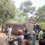 তালায় যাত্রীবাহী বাস উল্টে নিহত ১, আহত ১২