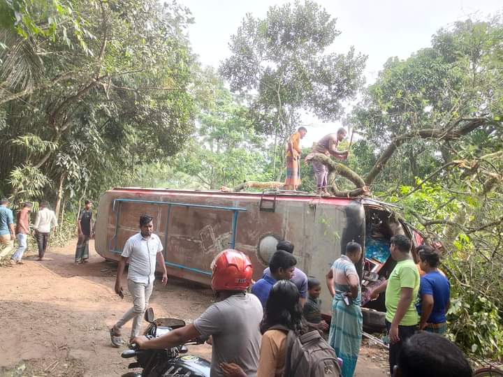 তালায় যাত্রীবাহী বাস উল্টে নিহত ১, আহত ১২