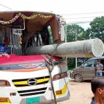 যাত্রীবোঝাই বাসের ভেতরে ঢুকে গেল বিদ্যুতের খুঁটি, নিহত ১