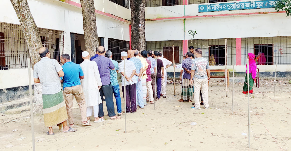 ভোটকক্ষে অনুপ্রবেশ, ৫ জনকে আইনশৃঙ্খলা বাহিনীর কাছে সোপর্দ