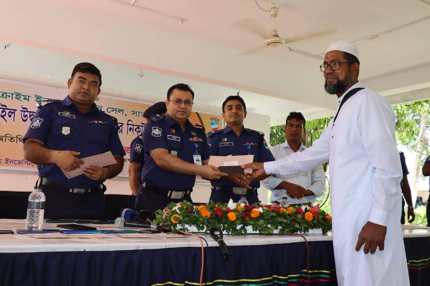 সাতক্ষীরায় হারিয়ে যাওয়া মোবাইল ফোন উদ্ধার করে মালিকের কাছে হস্তান্তর