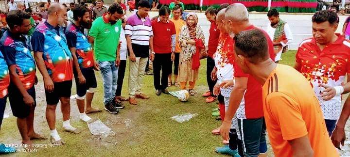 পাইকগাছায় সাবেক কৃতি ফুটবলারদের সমন্বয়ে প্রীতি ফুটবল ম্যাচ অনুষ্ঠিত
