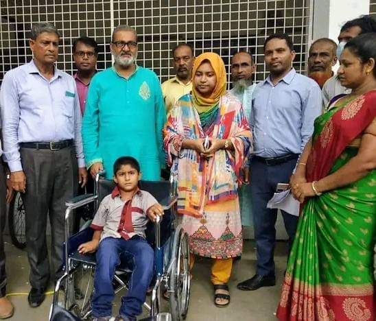 পাইকগাছায় প্রতিবন্ধী শিক্ষার্থীদের মাঝে হুইল চেয়ার বিতরণ