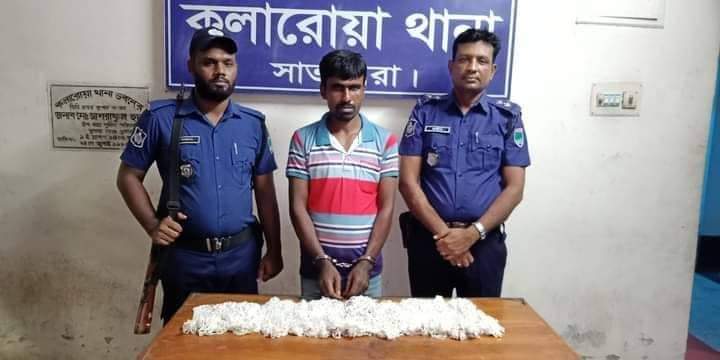 কলারোয়ায় পুলিশি অভিযানে রুপাসহ এক চোরাকারবারি আটক