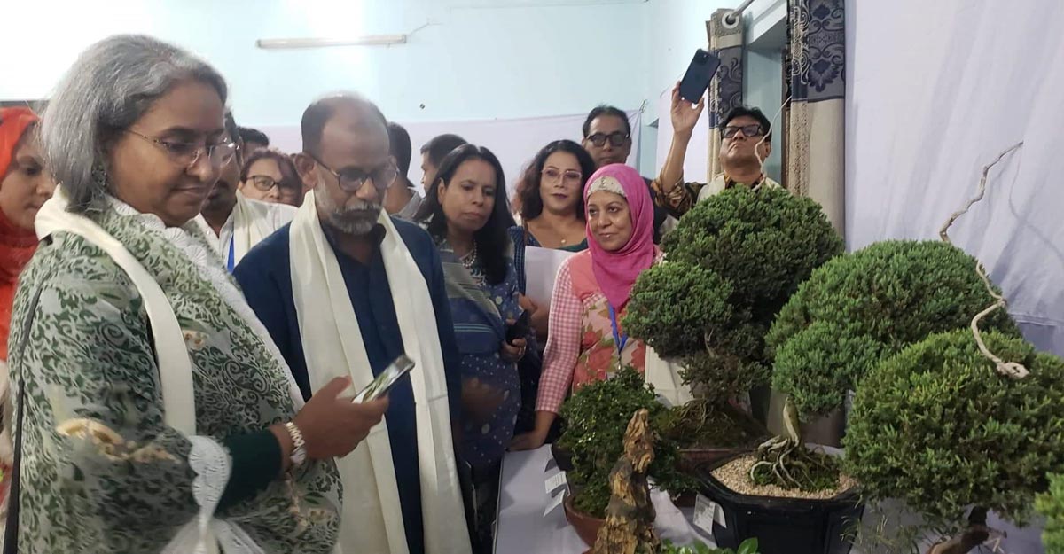 সম্মান জানাতে উপহারের বদলে আমাকে বই বা গাছ দিন : শিক্ষামন্ত্রী