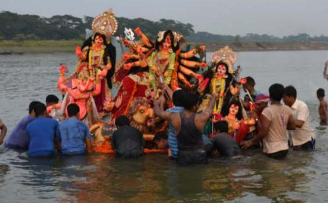 মর্ত্য ছেড়ে আবার ফিরে গেলেন স্বামীগৃহে দূর্গতিনাশিনী দেবী দূর্গা