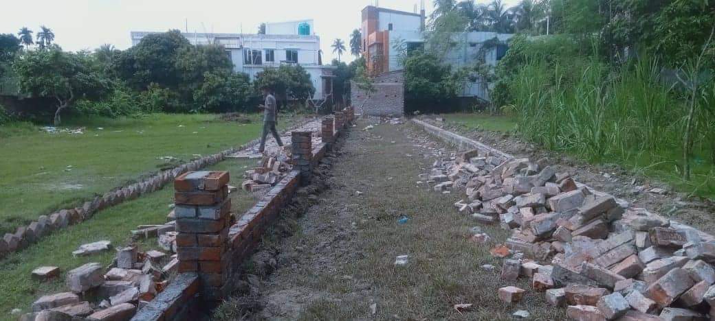 কলারোয়ায় রাতের আঁধারে জমির সীমানা প্রাচীর ভেঙ্গে গুড়িয়ে দিলেন র্দূবৃত্তরা