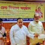 পাইকগাছায় প্রধানমন্ত্রীর মানবিক সহায়তার চেক বিতরণ করলেন এমপি বাবু
