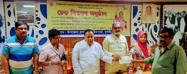 পাইকগাছায় প্রধানমন্ত্রীর মানবিক সহায়তার চেক বিতরণ করলেন এমপি বাবু
