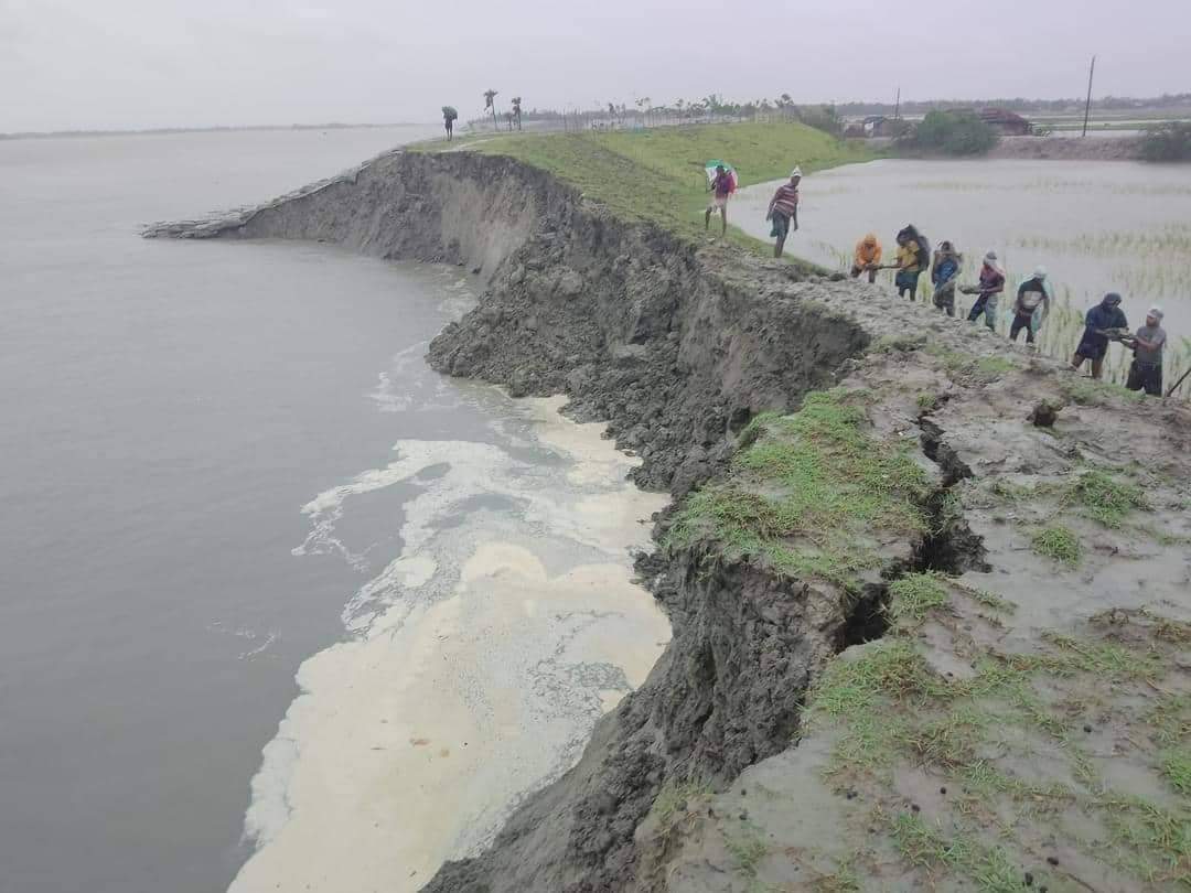ঘূর্ণিঝড় সিত্রাং;উপকূলে বেড়িবাঁধে ভাঙন, আতঙ্কে মানুষ