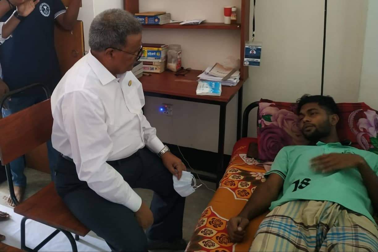 ছাত্রলীগের সংঘর্ষের সংবাদ সংগ্রহকালে আহত সাংবাদিককে দেখতে যবিপ্রবি উপাচার্য