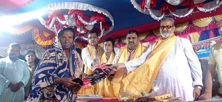 শারদীয় দুর্গাপূজা উপলক্ষে মাহমুদকাটী সার্বজনীন পুজা মন্দিরে বস্ত্র বিতরণ ও আলোচনা সভা