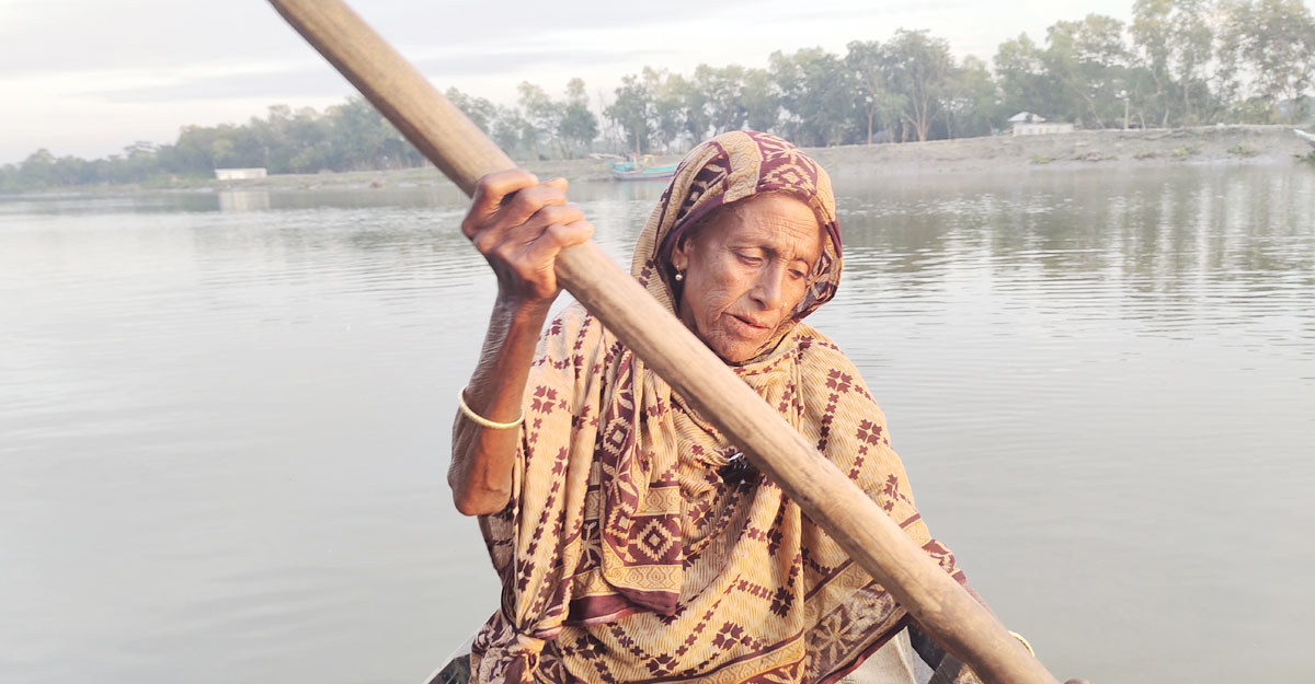 প্রবল আত্মসম্মান, ১৮ বছর ধরে খেয়া পারাপার করে জীবন চলছে আকলিমার