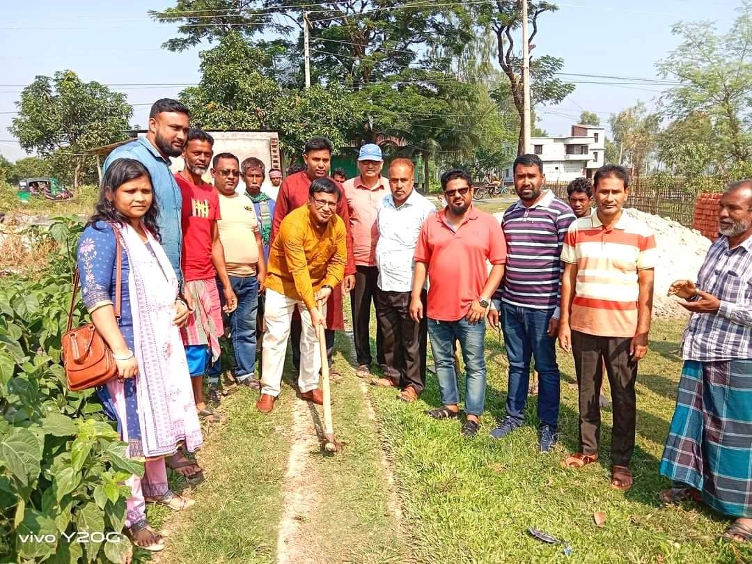বিরামপুরে রাস্তার কাজের উদ্বোধন করলেন-পৌর মেয়র আককাস আলী