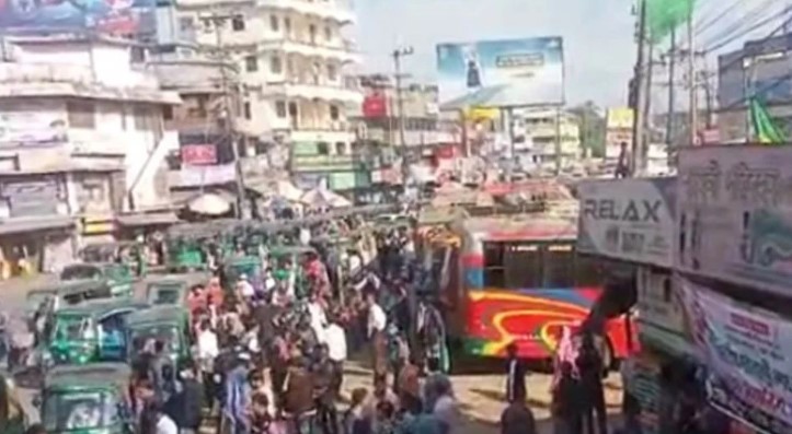 বাস রিকুইজিশনের প্রতিবাদে পরিবহন ধর্মঘট