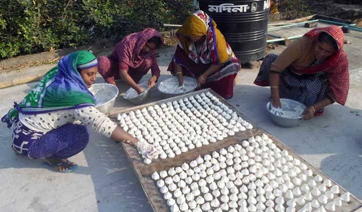 কলারোয়ায় কুমড়ো বড়ি তৈরির ধুম