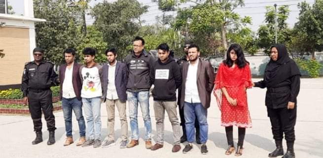 খুলনায় চটকদার বিজ্ঞাপন দিয়ে প্রতারণা, আটক ৭