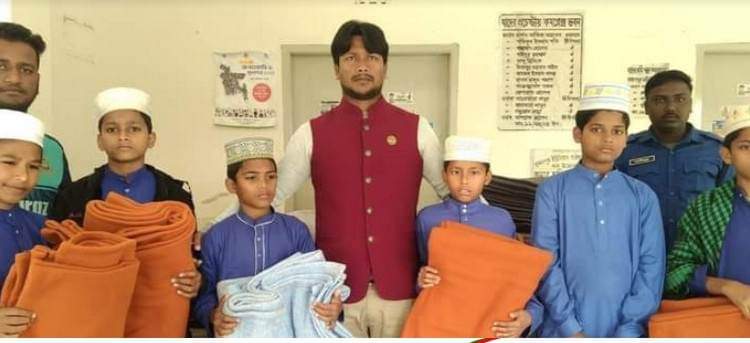 কলারোয়ায় এতিম শিশুদের মাঝে শীতবস্ত্র বিতরণ