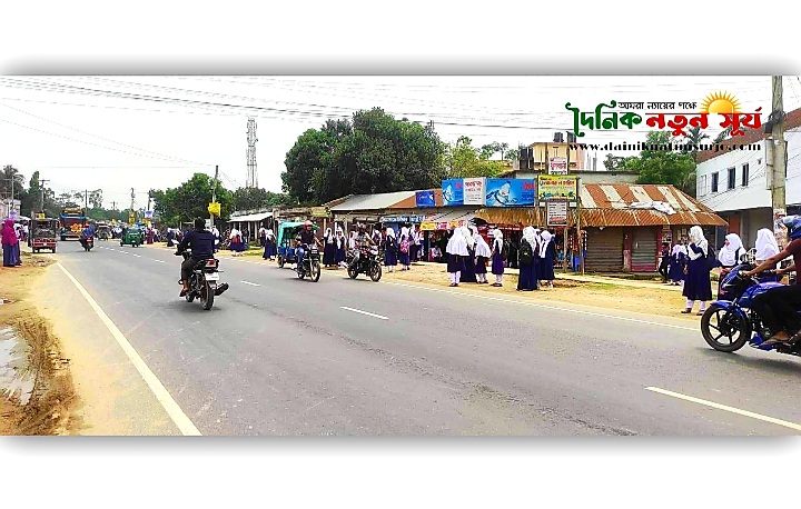 ফুটওভারব্রিজের অভাবে রাস্তা পারাপারে চরম দুর্ভোগ