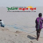 উপকূলে লোনা জলে রেণু – পোনা ধরে চলে তাদের সংসার