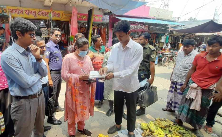 কলারোয়ায় ভ্রাম্যমান আদালতের মাধ্যমে বাজার মনিটরিং ও জরিমানা