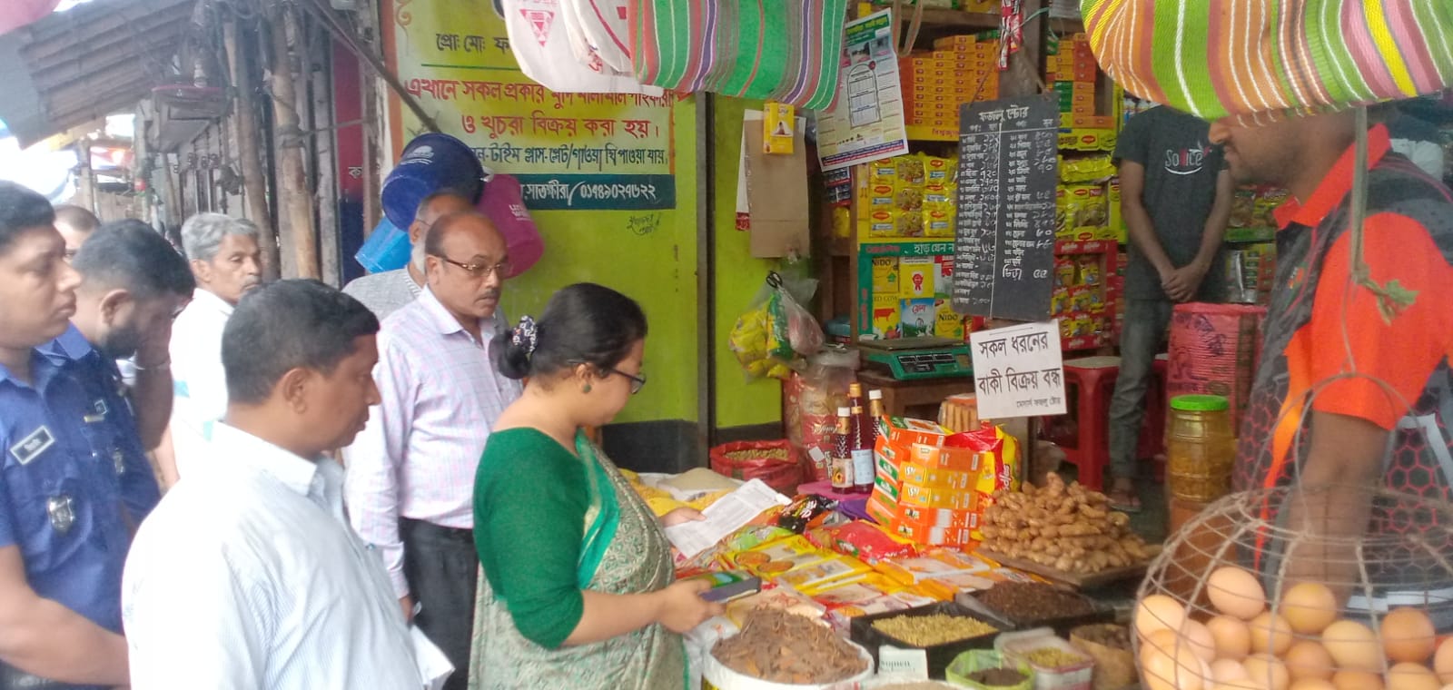 কলারোয়ায় আসন্ন রমজান মাসকে সামনে রেখে উপজেলা প্রশাসনের বাজার মনিটরিং; দুটি প্রতিষ্ঠানে জরিমানা