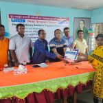 শিক্ষা উপকরণ পেয়ে খুশি মুন্ডা শিক্ষার্থীরা