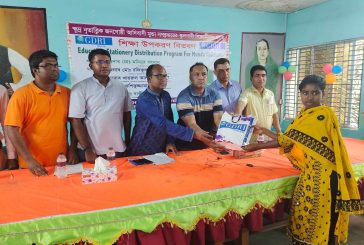 শিক্ষা উপকরণ পেয়ে খুশি মুন্ডা শিক্ষার্থীরা