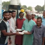 কলারোয়ায় পথচারীদের মাঝে ইফতার বিতরণ করলো প্রিমিয়ার ছাত্র সংঘ