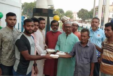কলারোয়ায় পথচারীদের মাঝে ইফতার বিতরণ করলো প্রিমিয়ার ছাত্র সংঘ