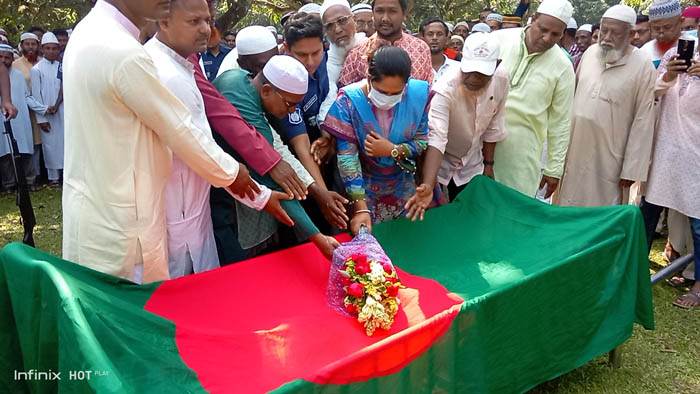 কলারোয়ায় রাষ্ট্রীয় মর্যাদায় বীরমুক্তিযোদ্ধার দাফন সম্পন্ন