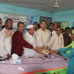 কয়রায় যুবলীগের নগদ অর্থ বিতরণ