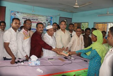 কয়রায় যুবলীগের নগদ অর্থ বিতরণ