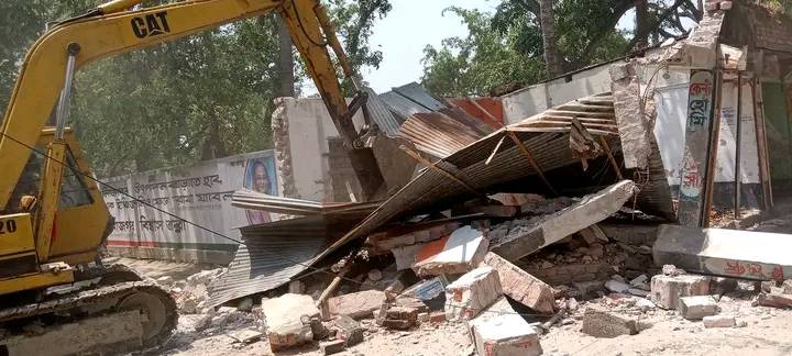 পাইকগাছার মধুমিতা পার্কের অবৈধ স্থাপনা দীর্ঘ ১৮ বছর পর উচ্চ আদালতের আদেশে উচ্ছেদ