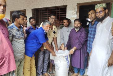 কয়রায় মহারাজপুর ইউনিয়নে জেলেদের মাঝে চাল বিতরণ